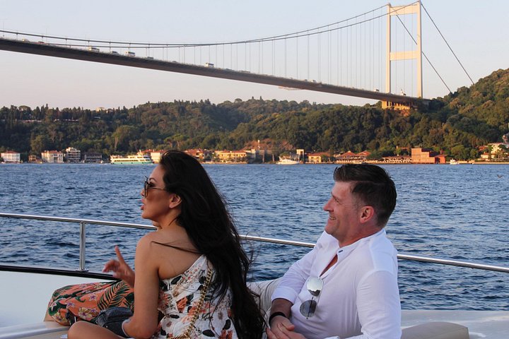 Luksuriøst yachtcruise på Bosporos i Istanbul ved solnedgang, med utsikt over landemerker, foto 16 | wizardtrip