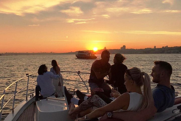 Luksuriøst yachtcruise på Bosporos i Istanbul ved solnedgang, med utsikt over landemerker, foto 17 | wizardtrip