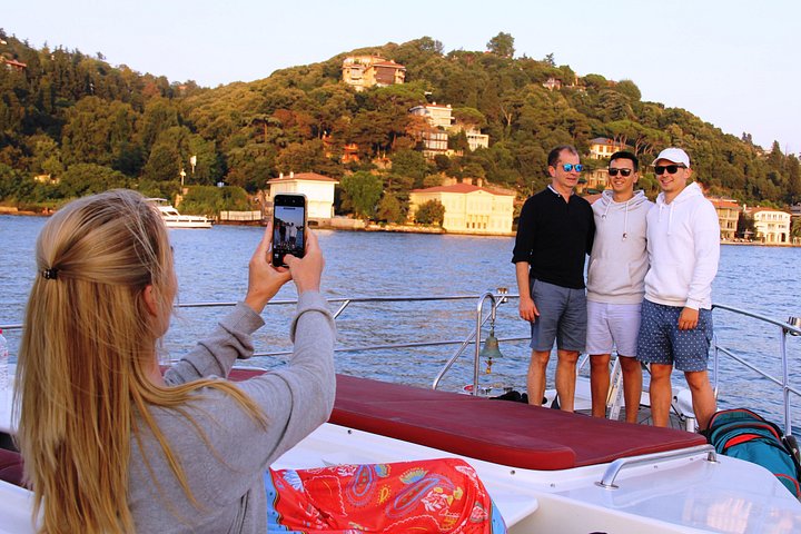 Luksuriøst yachtcruise på Bosporos i Istanbul ved solnedgang, med utsikt over landemerker, foto 18 | wizardtrip