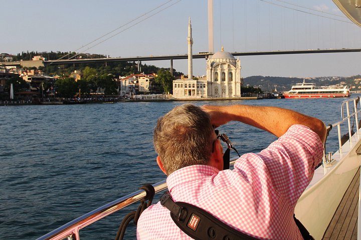 Luksuriøst yachtcruise på Bosporos i Istanbul ved solnedgang, med utsikt over landemerker, foto 19 | wizardtrip