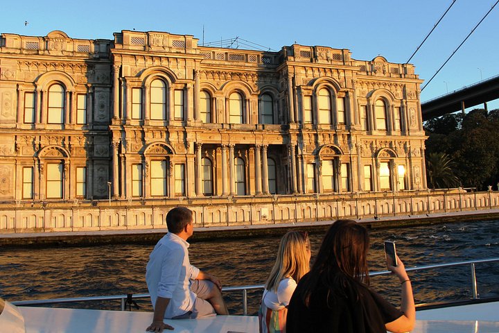 Luksuriøst yachtcruise på Bosporos i Istanbul ved solnedgang, med utsikt over landemerker, foto 20 | wizardtrip