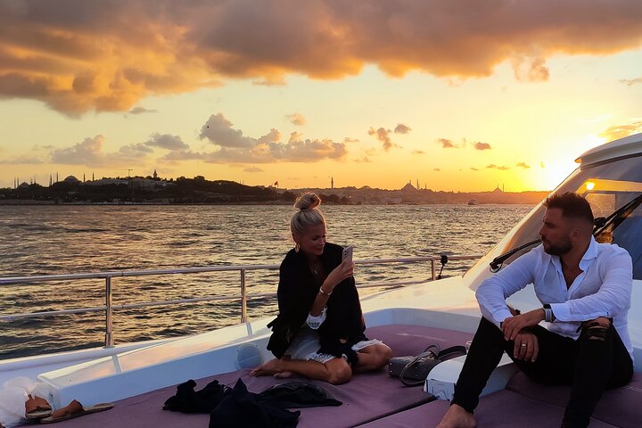 Luksuriøst yachtcruise på Bosporos i Istanbul ved solnedgang, med utsikt over landemerker, foto 21 | wizardtrip