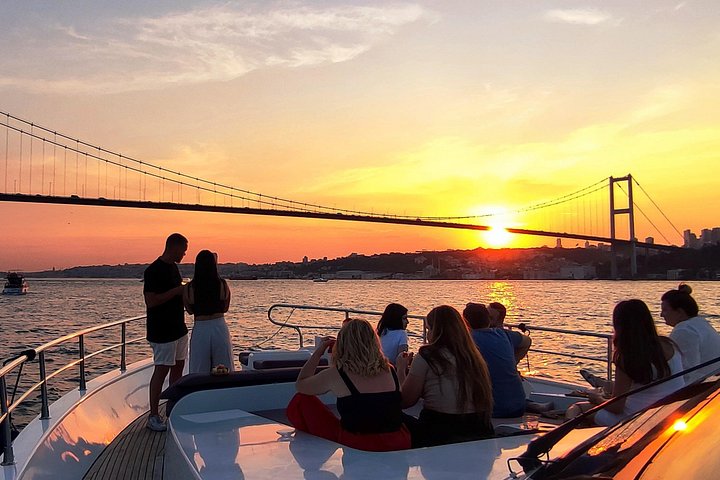 Luksuriøst yachtcruise på Bosporos i Istanbul ved solnedgang, med utsikt over landemerker, foto 22 | wizardtrip