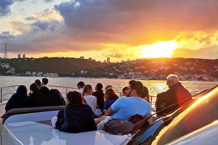 Luksuriøst yachtcruise på Bosporos i Istanbul ved solnedgang, med utsikt over landemerker, foto 23 | wizardtrip