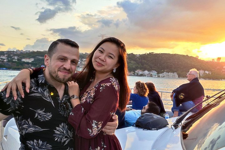 Luksuriøst yachtcruise på Bosporos i Istanbul ved solnedgang, med utsikt over landemerker, foto 24 | wizardtrip