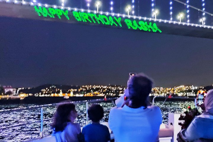 Luksuriøst yachtcruise på Bosporos i Istanbul ved solnedgang, med utsikt over landemerker, foto 25 | wizardtrip