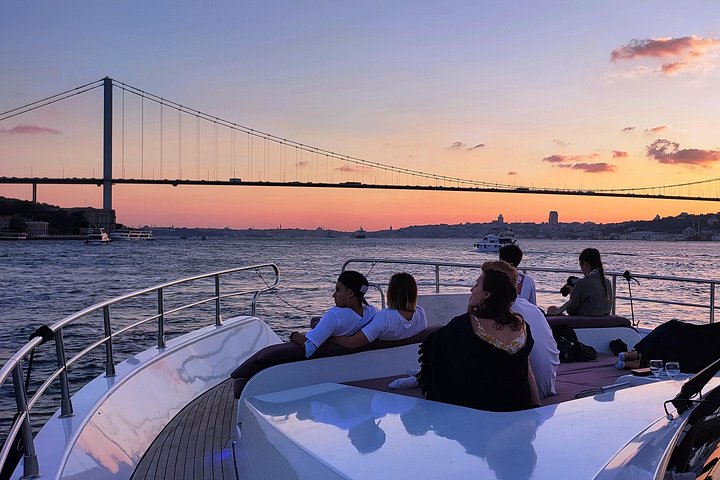 Luksuriøst yachtcruise på Bosporos i Istanbul ved solnedgang, med utsikt over landemerker, foto 27 | wizardtrip