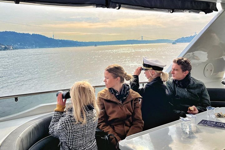 Luksuriøst yachtcruise på Bosporos i Istanbul ved solnedgang, med utsikt over landemerker, foto 29 | wizardtrip