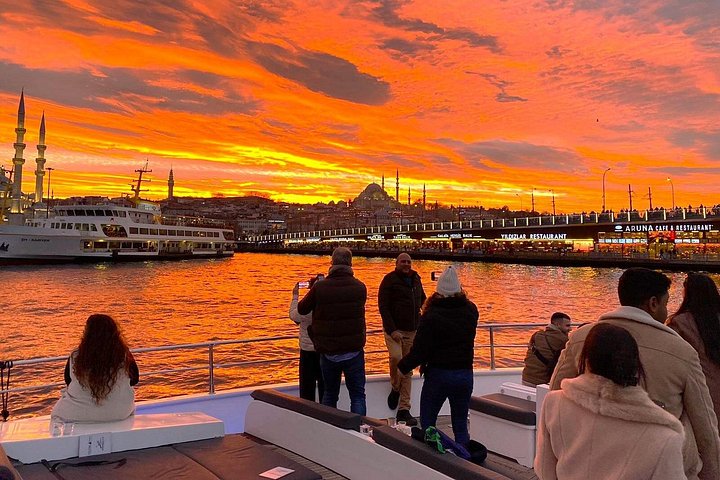 Luksuriøst yachtcruise på Bosporos i Istanbul ved solnedgang, med utsikt over landemerker, foto 30 | wizardtrip