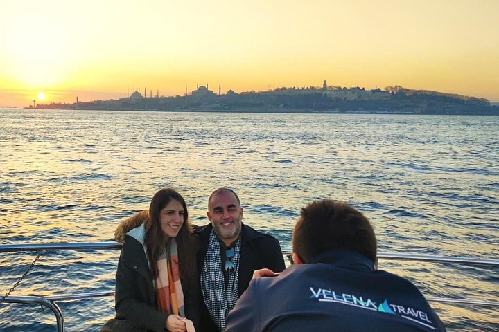 Luksuriøst yachtcruise på Bosporos i Istanbul ved solnedgang, med utsikt over landemerker, foto 31 | wizardtrip