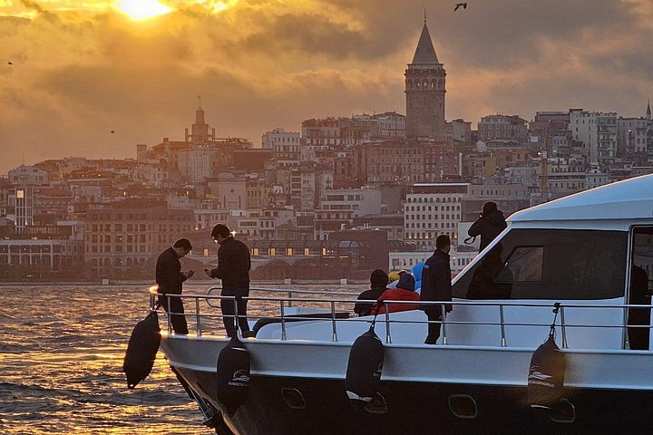 Luksuriøst yachtcruise på Bosporos i Istanbul ved solnedgang, med utsikt over landemerker, foto 32 | wizardtrip