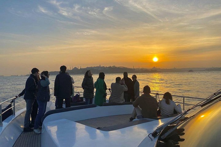 Luksuriøst yachtcruise på Bosporos i Istanbul ved solnedgang, med utsikt over landemerker, foto 33 | wizardtrip