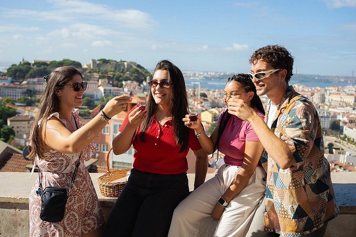 Private eco-tuk-tuk tour exploring Lisbon's historic sites and scenic viewpoints with local tastings, photo 8 | wizardtrip