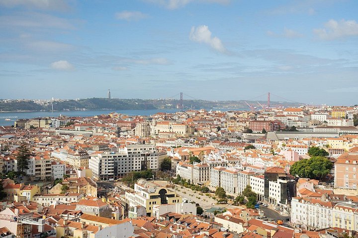 Private eco-tuk-tuk tour exploring Lisbon's historic sites and scenic viewpoints with local tastings, photo 11 | wizardtrip
