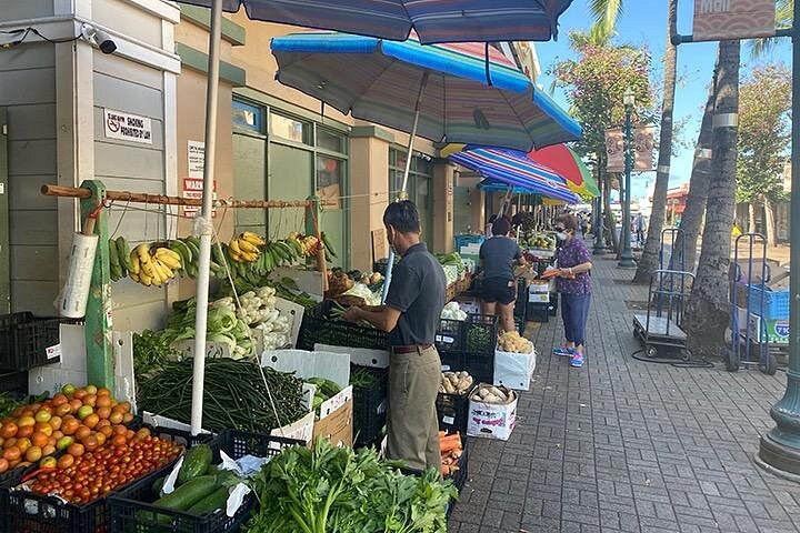 Tour gastronómico a pie en Honolulu, Oahu, que muestra diversos alimentos locales y sitios culturales, foto 6 | wizardtrip
