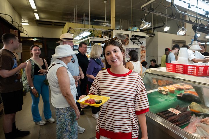 Tour gastronómico a pie en Honolulu, Oahu, que muestra diversos alimentos locales y sitios culturales, foto 9 | wizardtrip