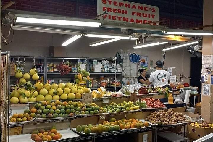 Tour gastronómico a pie en Honolulu, Oahu, que muestra diversos alimentos locales y sitios culturales, foto 10 | wizardtrip