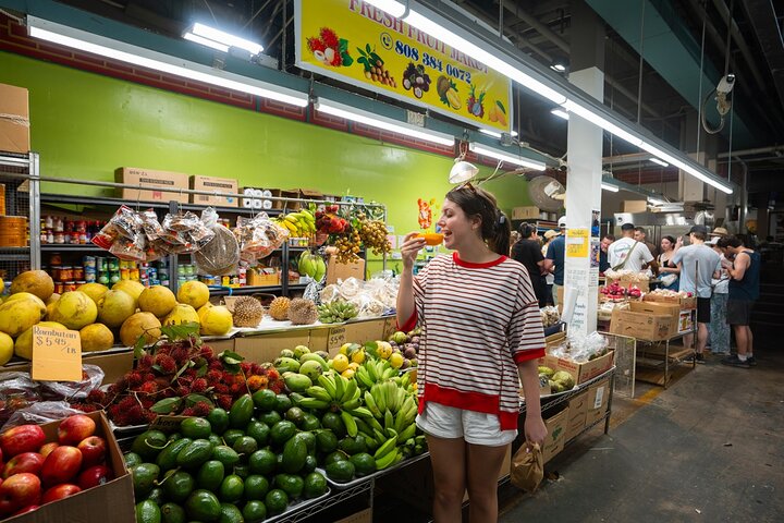 Tour gastronómico a pie en Honolulu, Oahu, que muestra diversos alimentos locales y sitios culturales, foto 11 | wizardtrip