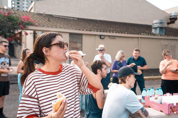 Tour gastronómico a pie en Honolulu, Oahu, que muestra diversos alimentos locales y sitios culturales, foto 13 | wizardtrip