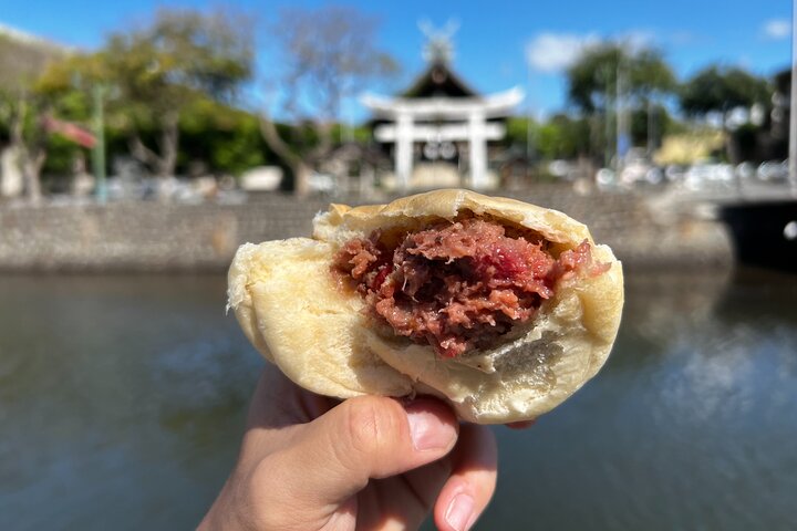 Tour gastronómico a pie en Honolulu, Oahu, que muestra diversos alimentos locales y sitios culturales, foto 14 | wizardtrip