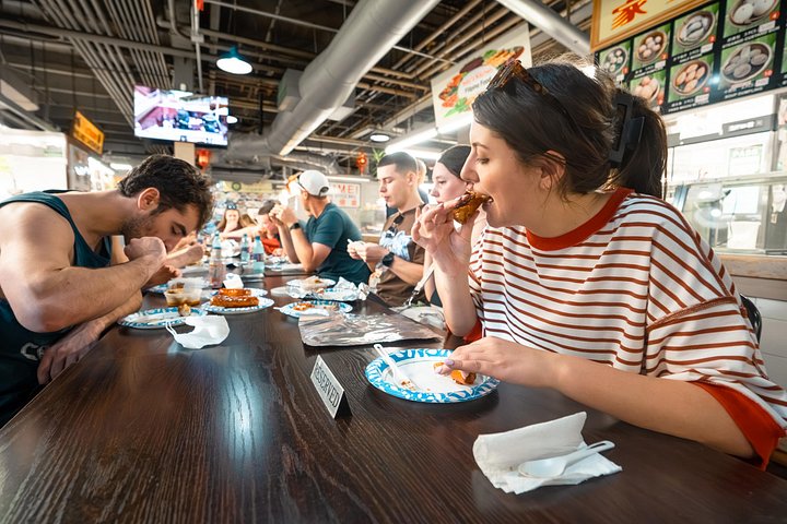 Tour gastronómico a pie en Honolulu, Oahu, que muestra diversos alimentos locales y sitios culturales, foto 17 | wizardtrip