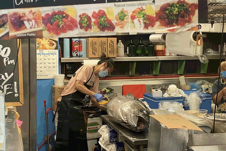 Tour gastronómico a pie en Honolulu, Oahu, que muestra diversos alimentos locales y sitios culturales, foto 19 | wizardtrip