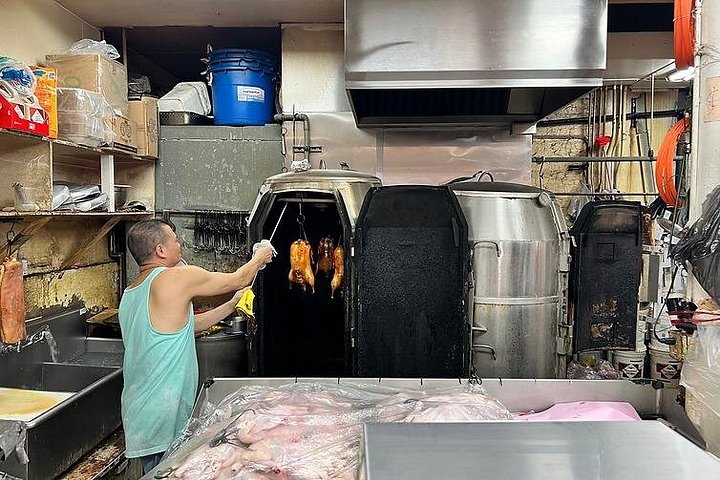 Tour gastronómico a pie en Honolulu, Oahu, que muestra diversos alimentos locales y sitios culturales, foto 20 | wizardtrip
