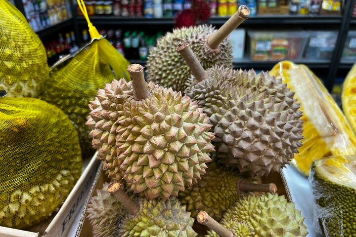 Tour gastronómico a pie en Honolulu, Oahu, que muestra diversos alimentos locales y sitios culturales, foto 21 | wizardtrip