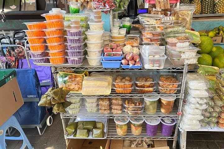 Tour gastronómico a pie en Honolulu, Oahu, que muestra diversos alimentos locales y sitios culturales, foto 22 | wizardtrip