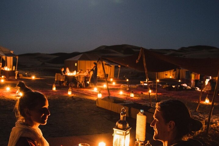 Marrakech : Dîner au coucher du soleil dans le désert d'Agafay, spectacle de feu et transferts | wizardtrip