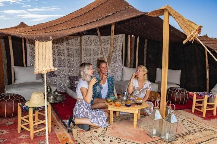 Ervaar een magisch diner bij zonsondergang in de Agafay-woestijn bij Marrakech met Berbermuziek en een vuurshow, foto 8 | wizardtrip