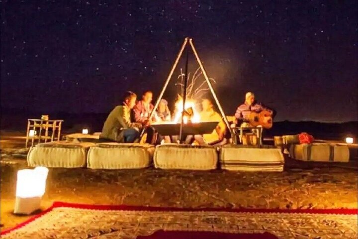 Ervaar een magisch diner bij zonsondergang in de Agafay-woestijn bij Marrakech met Berbermuziek en een vuurshow, foto 10 | wizardtrip