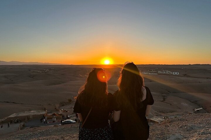 Ervaar een magisch diner bij zonsondergang in de Agafay-woestijn bij Marrakech met Berbermuziek en een vuurshow, foto 11 | wizardtrip