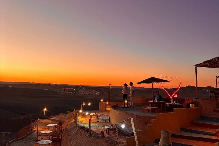 Ervaar een magisch diner bij zonsondergang in de Agafay-woestijn bij Marrakech met Berbermuziek en een vuurshow, foto 14 | wizardtrip