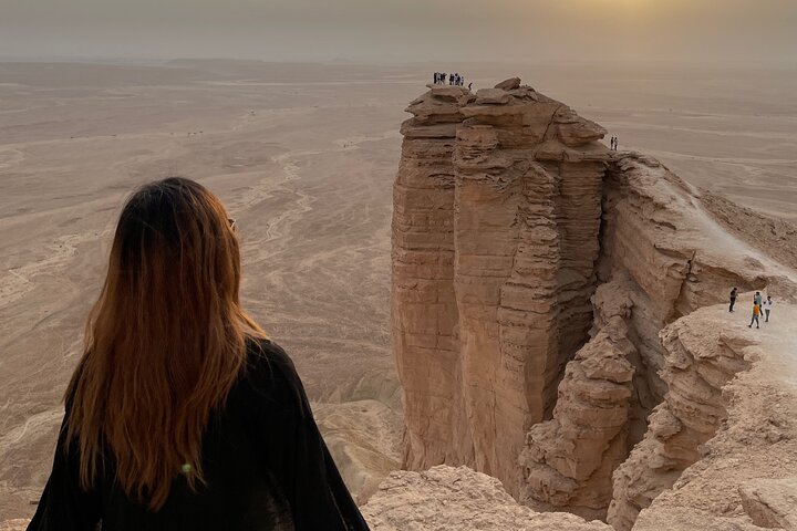 Découvrez le spectaculaire Bord du Monde à Riyad avec une randonnée guidée, une balade à dos de dromadaire et un campement dans le désert, photo 7 | wizardtrip