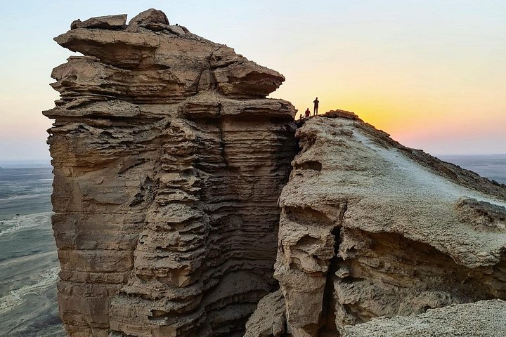 Découvrez le spectaculaire Bord du Monde à Riyad avec une randonnée guidée, une balade à dos de dromadaire et un campement dans le désert, photo 9 | wizardtrip