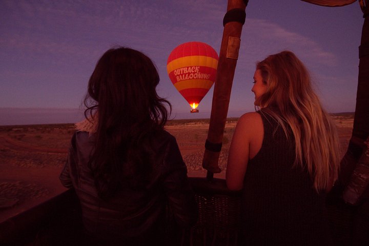 Heteluchtballon zweeft boven de uitgestrekte Australische Outback bij zonsopgang nabij Alice Springs, foto 6 | wizardtrip
