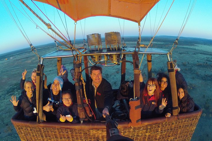 Heteluchtballon zweeft boven de uitgestrekte Australische Outback bij zonsopgang nabij Alice Springs, foto 7 | wizardtrip
