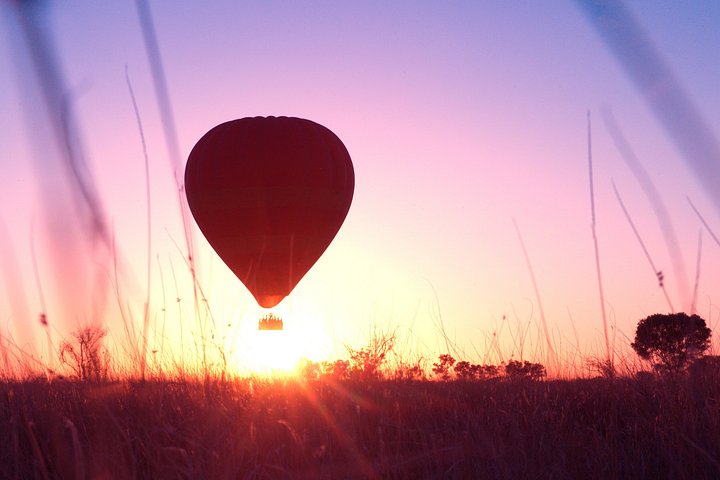 Heteluchtballon zweeft boven de uitgestrekte Australische Outback bij zonsopgang nabij Alice Springs, foto 8 | wizardtrip