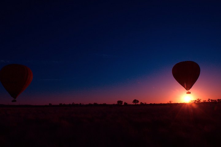 Heteluchtballon zweeft boven de uitgestrekte Australische Outback bij zonsopgang nabij Alice Springs, foto 9 | wizardtrip