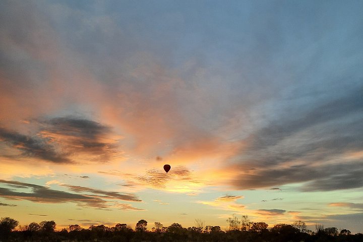 Heteluchtballon zweeft boven de uitgestrekte Australische Outback bij zonsopgang nabij Alice Springs, foto 10 | wizardtrip