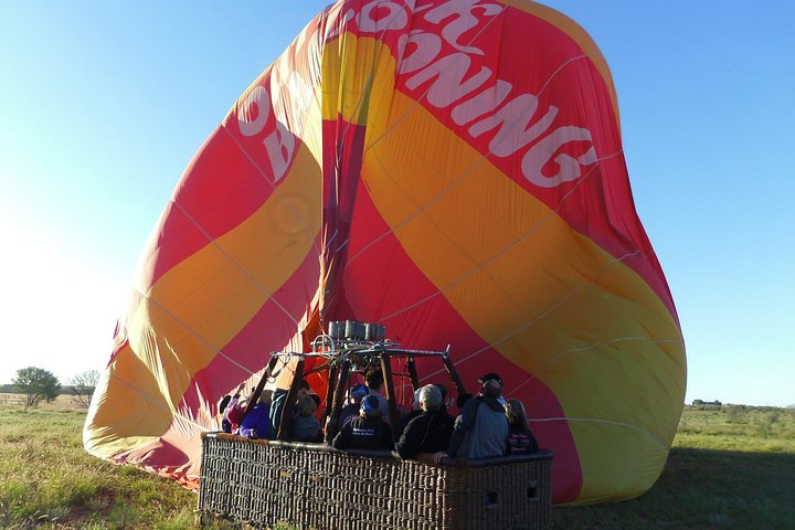Heteluchtballon zweeft boven de uitgestrekte Australische Outback bij zonsopgang nabij Alice Springs, foto 11 | wizardtrip