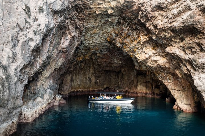 Passeio panorâmico de barco explorando a Cathedral Cove e a costa vulcânica de Whitianga, Nova Zelândia, foto 8 | wizardtrip