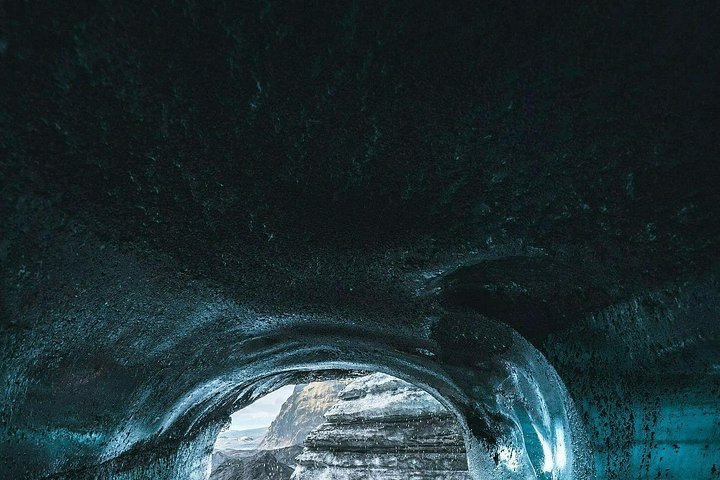 Explorez une magnifique grotte de glace naturelle en Islande avec équipement guidé et conseils d'experts, photo 7 | wizardtrip