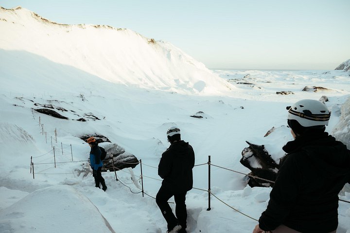 Explorez une magnifique grotte de glace naturelle en Islande avec équipement guidé et conseils d'experts, photo 8 | wizardtrip