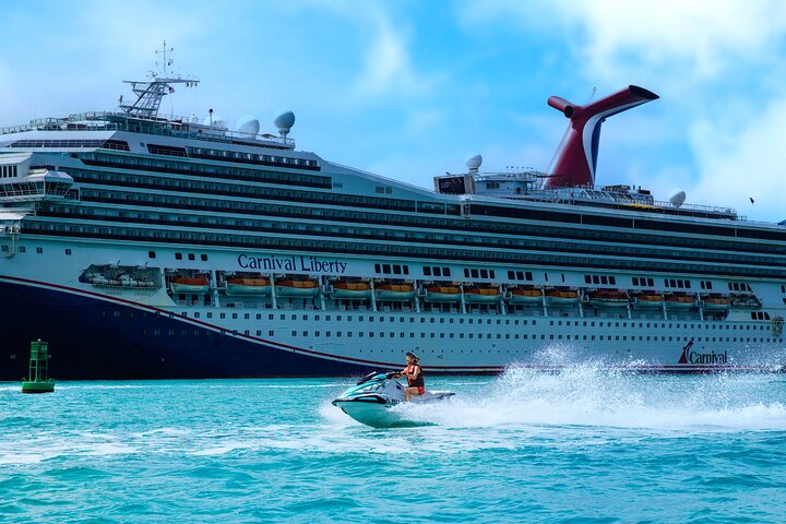 Thrill-seekers enjoy a guided jet ski tour around Key West, exploring scenic coastlines and famous landmarks, photo 8 | wizardtrip