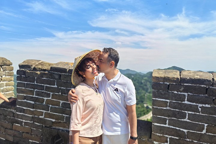 Turistas disfrutando de la Gran Muralla de Mutianyu en Pekín, China, con vistas panorámicas y varias opciones de transporte, foto 7 | wizardtrip