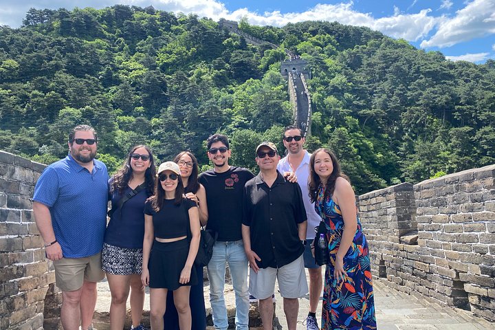 Turistas disfrutando de la Gran Muralla de Mutianyu en Pekín, China, con vistas panorámicas y varias opciones de transporte, foto 8 | wizardtrip