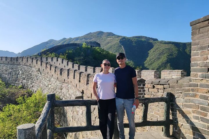 Turistas disfrutando de la Gran Muralla de Mutianyu en Pekín, China, con vistas panorámicas y varias opciones de transporte, foto 9 | wizardtrip