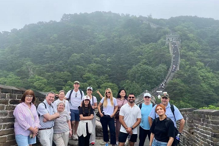 Turistas disfrutando de la Gran Muralla de Mutianyu en Pekín, China, con vistas panorámicas y varias opciones de transporte, foto 10 | wizardtrip